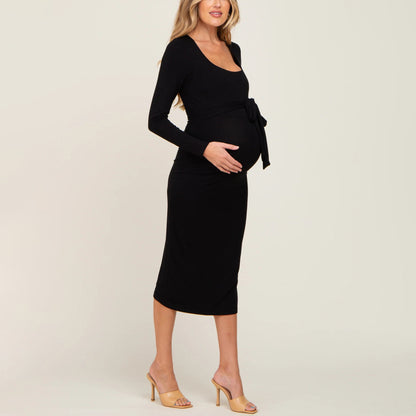 ブラックのマタニティミディ丈ワンピース 斜め横 お腹まわりに沿うシルエット
