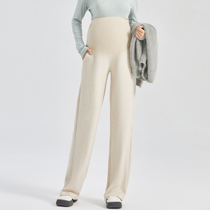 ロング丈のマタニティワイドパンツのシルエットが分かる着用イメージ
