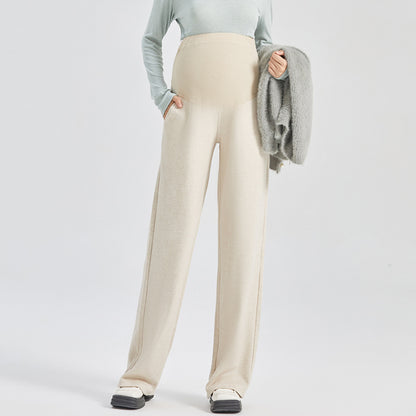 ロング丈のマタニティワイドパンツのシルエットが分かる着用イメージ
