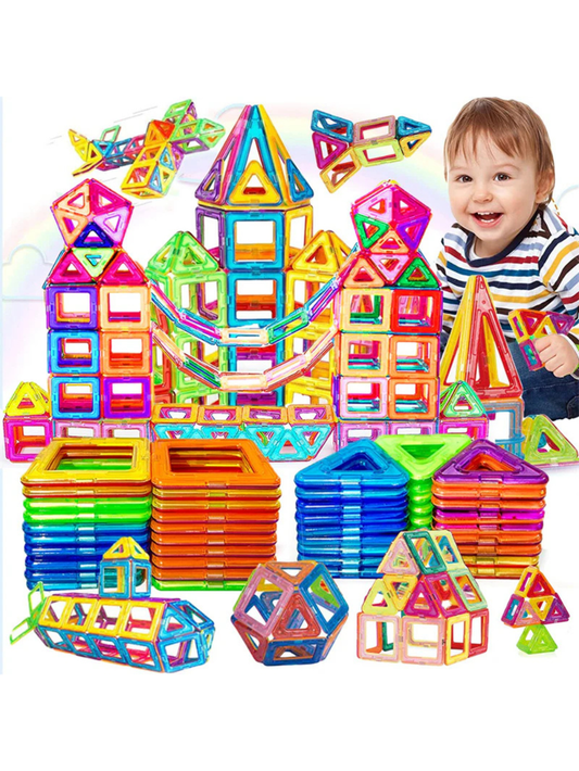 カラフルなマグネットブロックで立体構築遊びをする3歳頃からの子ども向け知育おもちゃ
