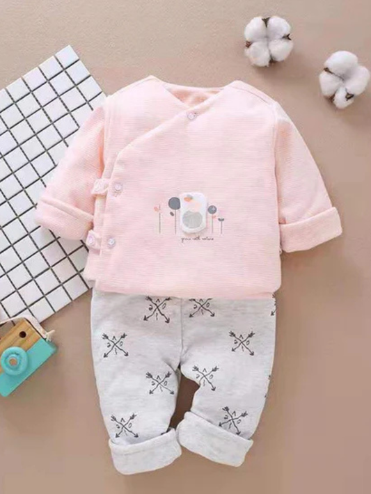 ピンクのキルティング長袖トップスとグレー柄パンツを組み合わせたコットン中綿入りベビーセットアップ
