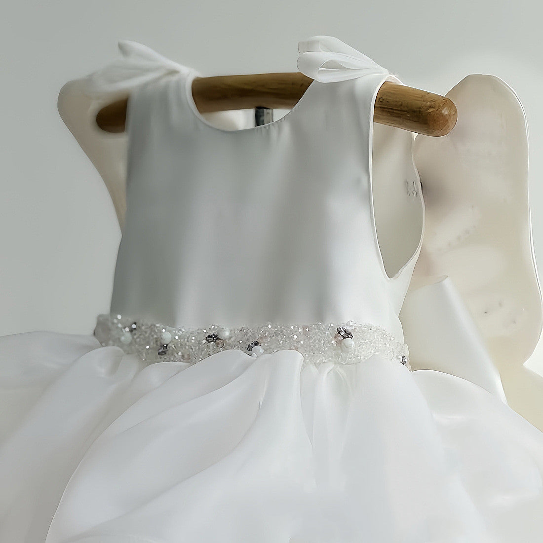 ホワイトカラーのチュールガールズドレス
