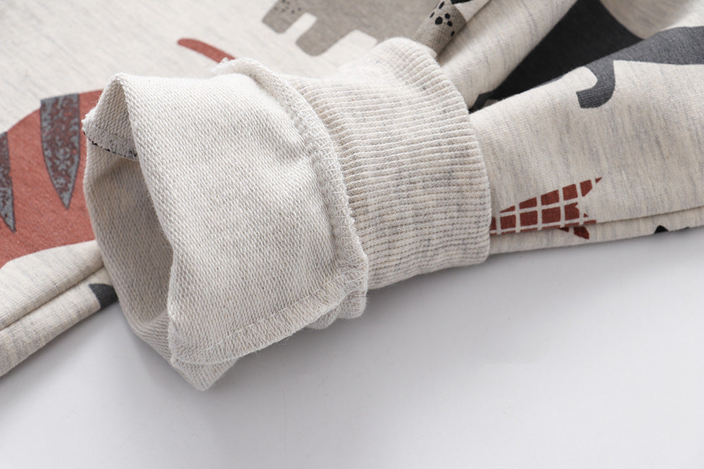 前面に大小さまざまな恐竜が描かれたスポーツパンツのプリントディテール
