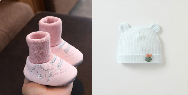 11〜13cm赤ちゃん用 室内向けやわらか布ルームシューズ 滑り止め付き 靴下一体型 ピンク と となりに並べたくま耳付きベビーニット帽の秋冬向け室内用ギフトセット風イメージ写真
