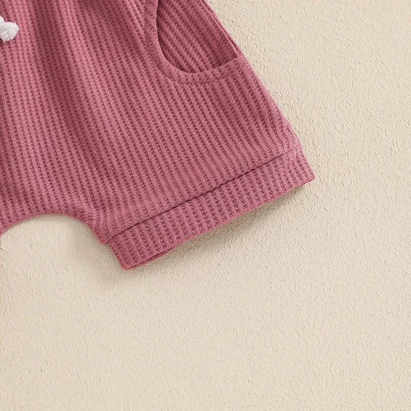 袖口とワッフル生地の凹凸感が分かるトップス袖ディテール
