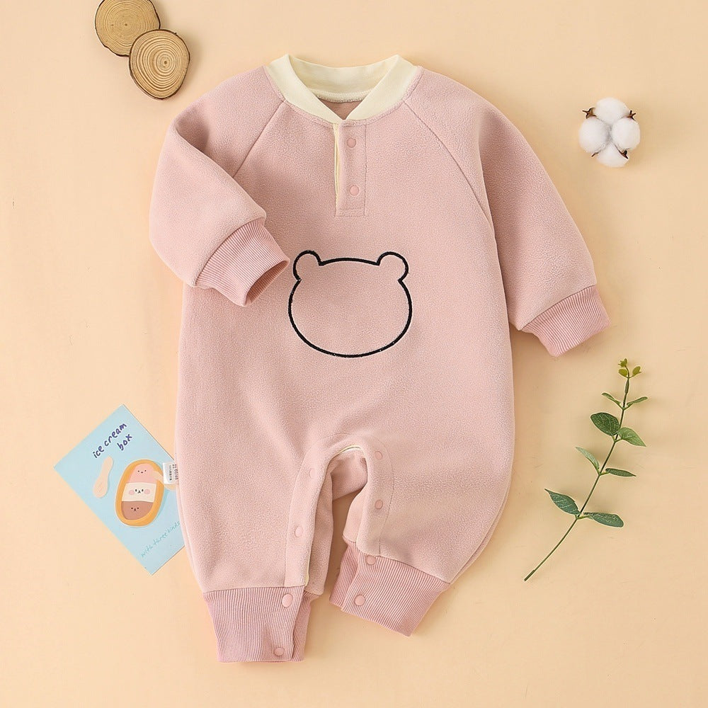 股下スナップボタンの配置が分かるベビー用カバーオールのディテール写真
