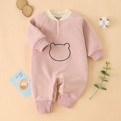 股下スナップボタンの配置が分かるベビー用カバーオールのディテール写真
