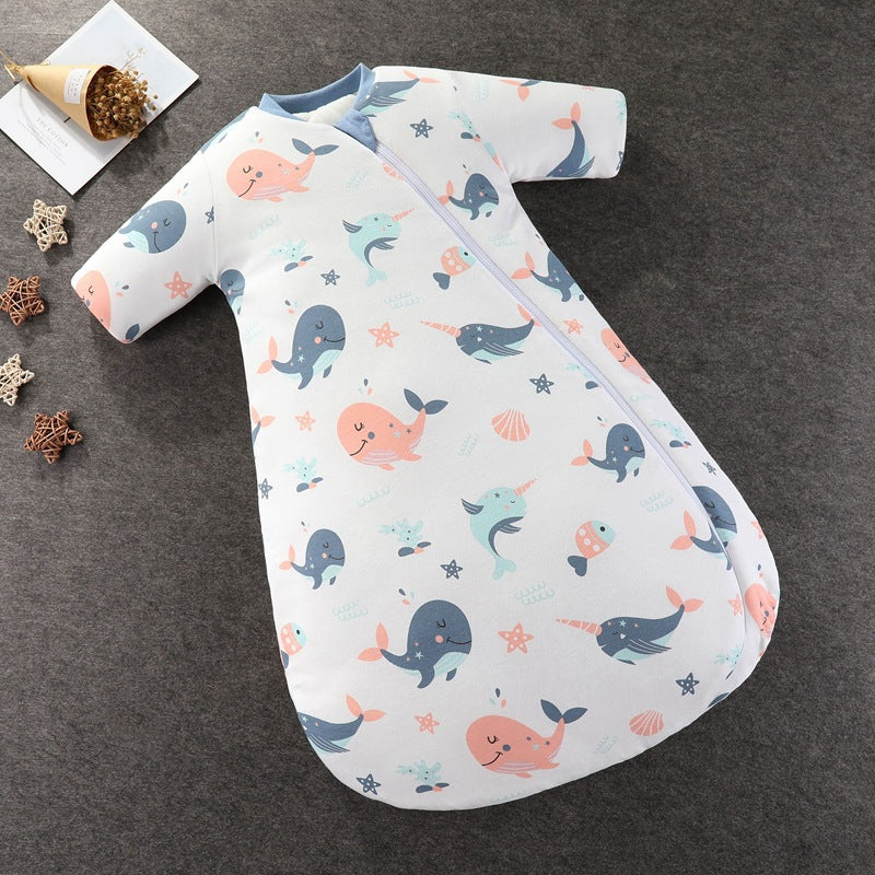 ドルフィン柄スリーパーを着た子どもが寝返りしているイメージ写真
