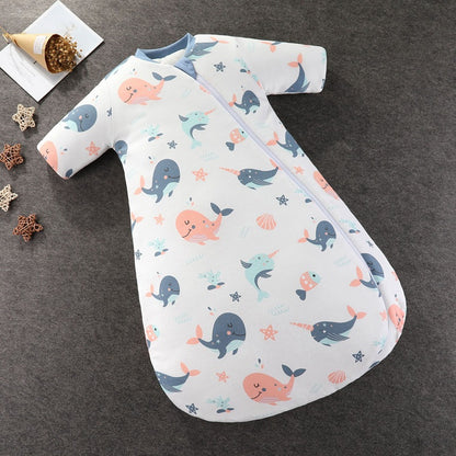 ドルフィン柄スリーパーを着た子どもが寝返りしているイメージ写真
