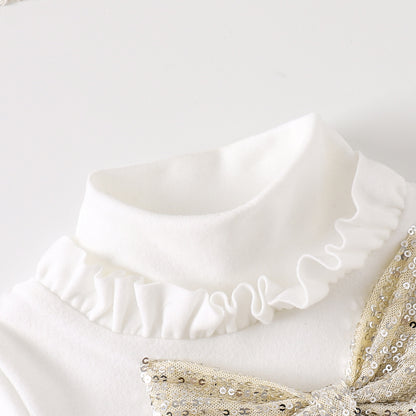 首元のフリルデザインが見える長袖トップスの近接写真
