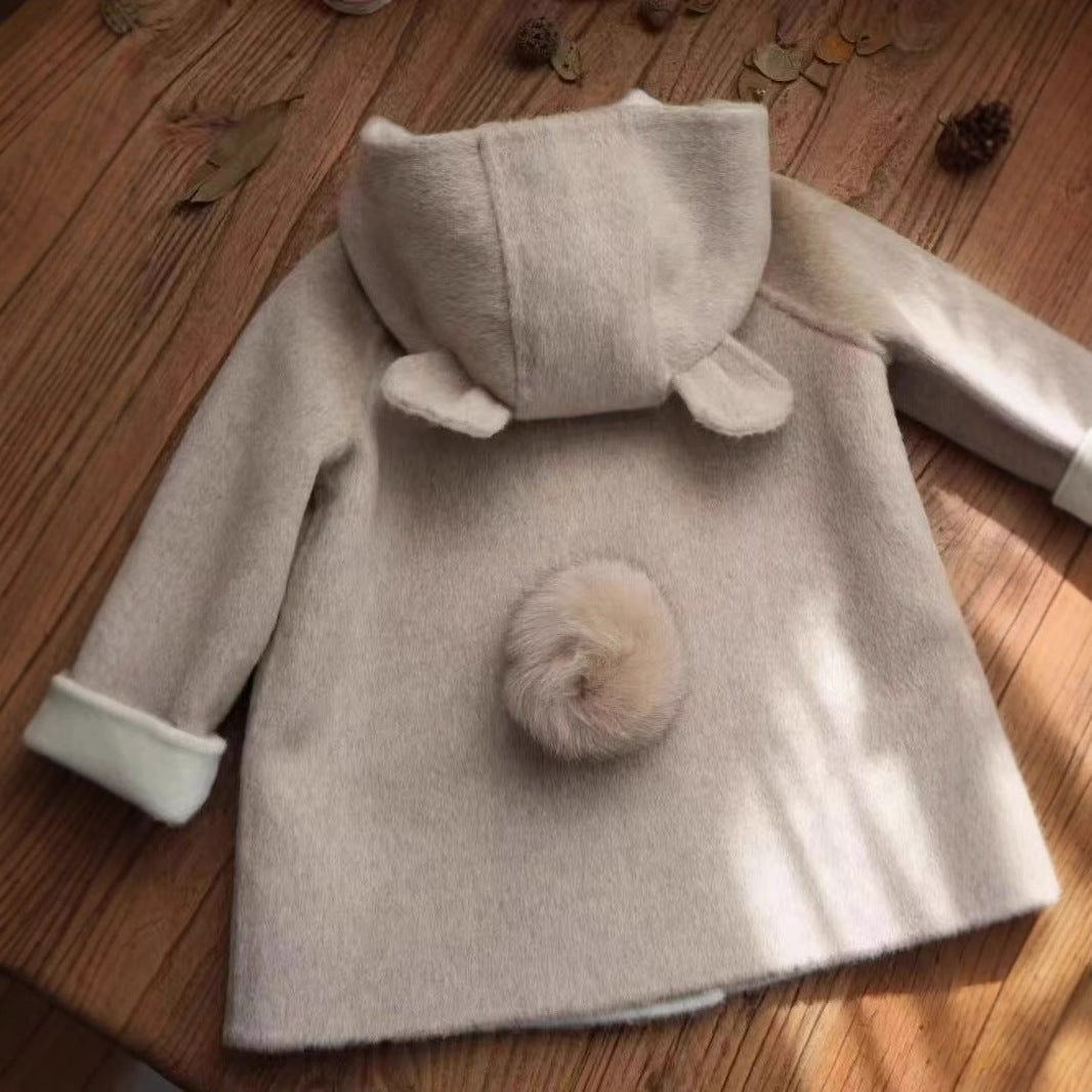 テーブルの上に広げたワインレッドの女の子用厚手ウール調フード付きミドル丈コート（キッズコート）の全体画像
