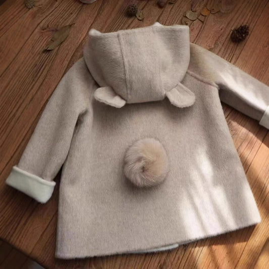 テーブルの上に広げたワインレッドの女の子用厚手ウール調フード付きミドル丈コート（キッズコート）の全体画像
