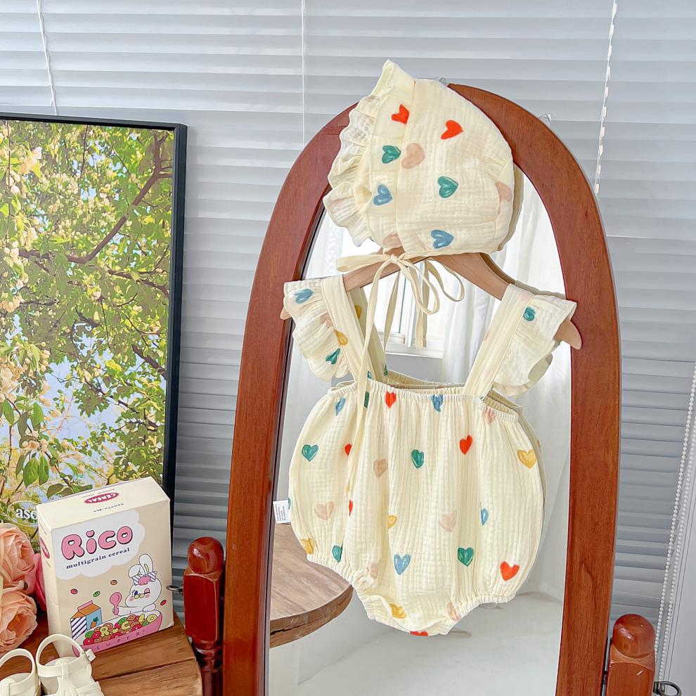 帽子とロンパースを並べたハート柄ベビー夏コーデの平置き
