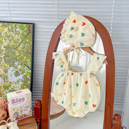 帽子とロンパースを並べたハート柄ベビー夏コーデの平置き
