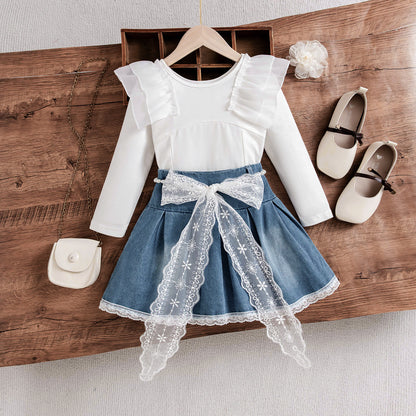 白い長袖トップスと花柄スカートの女の子用2点セットコーデ全体画像
