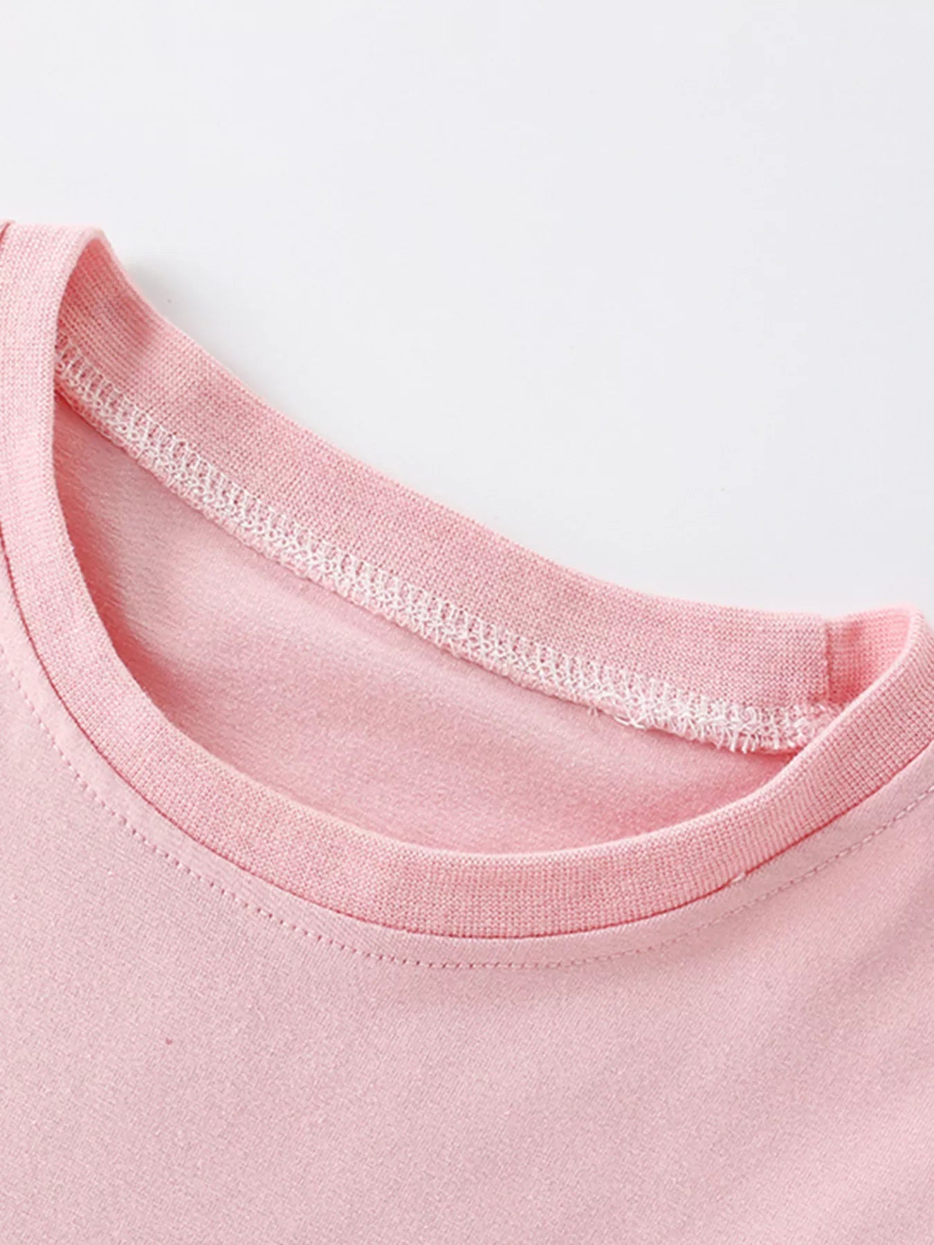 クルーネックデザインが見えるピンクコットン長袖ワンピース
