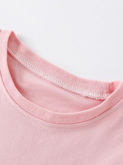 クルーネックデザインが見えるピンクコットン長袖ワンピース
