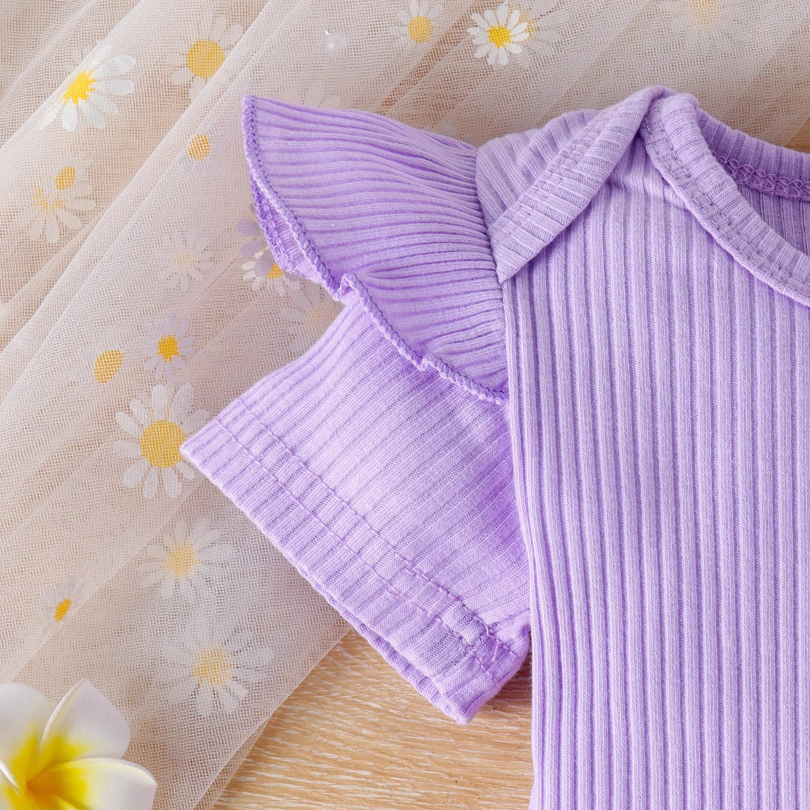 半袖リブボディスーツの袖と肩まわりのディテール
