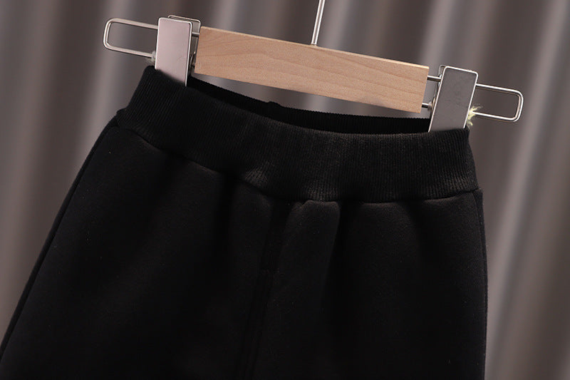 柔らかいコットン混素材の長袖トップスとパンツの質感
