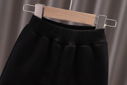 柔らかいコットン混素材の長袖トップスとパンツの質感
