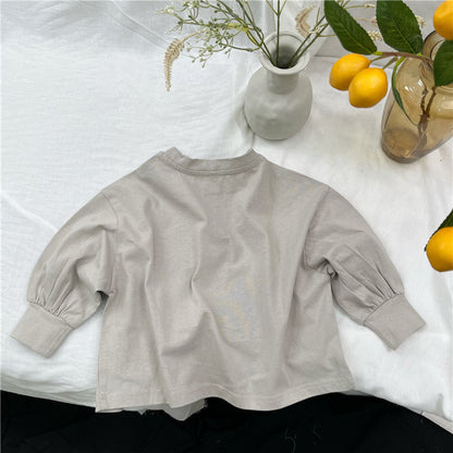 ナチュラルトーンのキッズトップス
