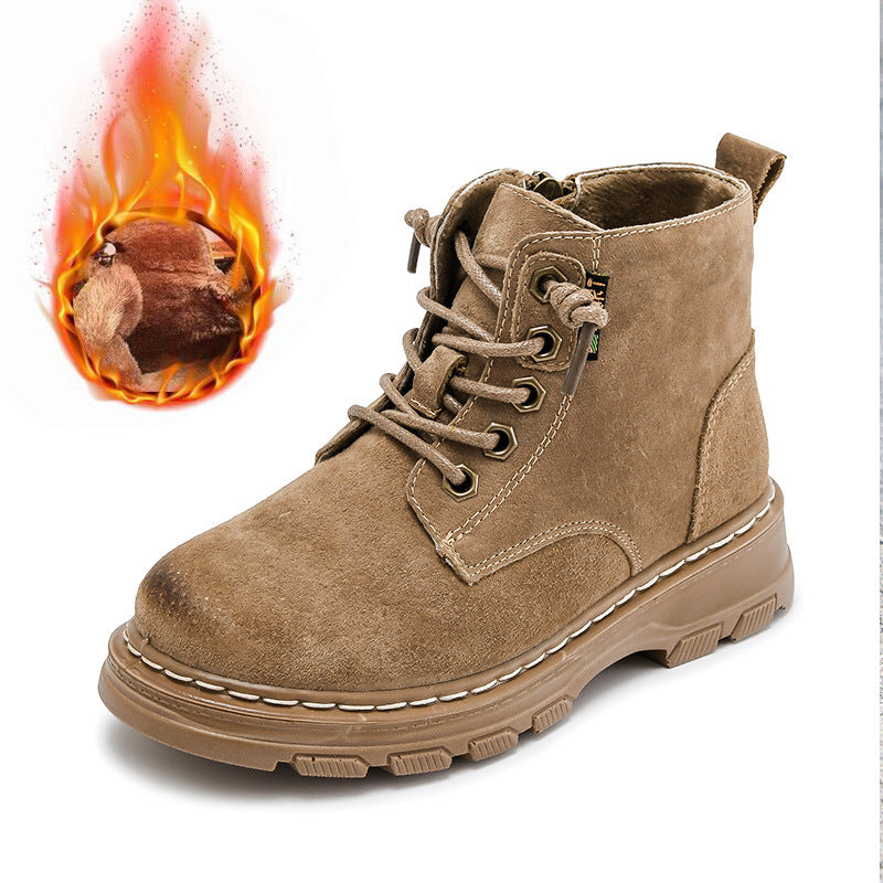 カーキ色マーティンブーツを履いた男の子の全身コーディネートイメージ
