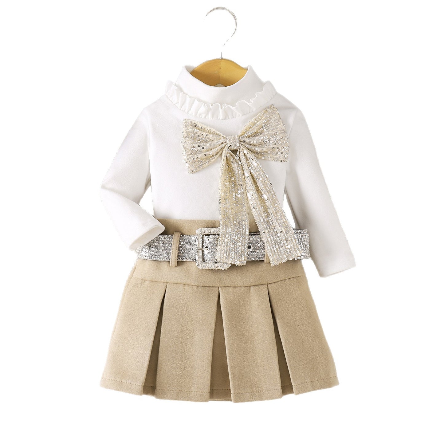 胸元のラメ入りビッグリボンディテールをアップで写した画像
