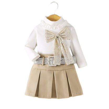 胸元のラメ入りビッグリボンディテールをアップで写した画像
