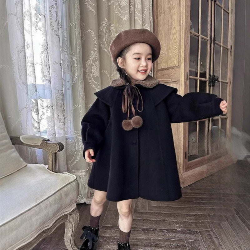 100から150センチ向けサイズ展開の子どもミドル丈コート
