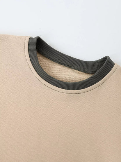 クルーネック部分とリブ仕様がわかるキッズスウェット首まわりクローズアップ
