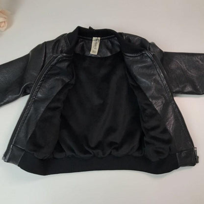 ブラックカラーの厚手フード付きコート
