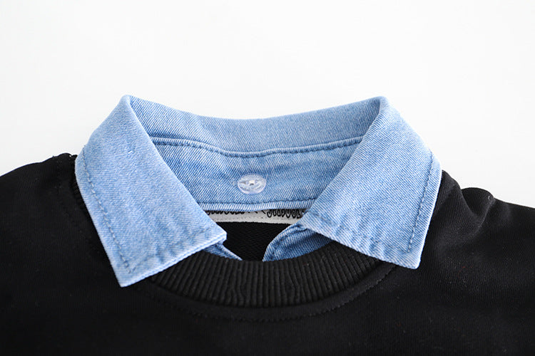 ブラックスウェットに重ねたデニム調ブルーカラーのフェイクシャツ襟部分クローズアップ
