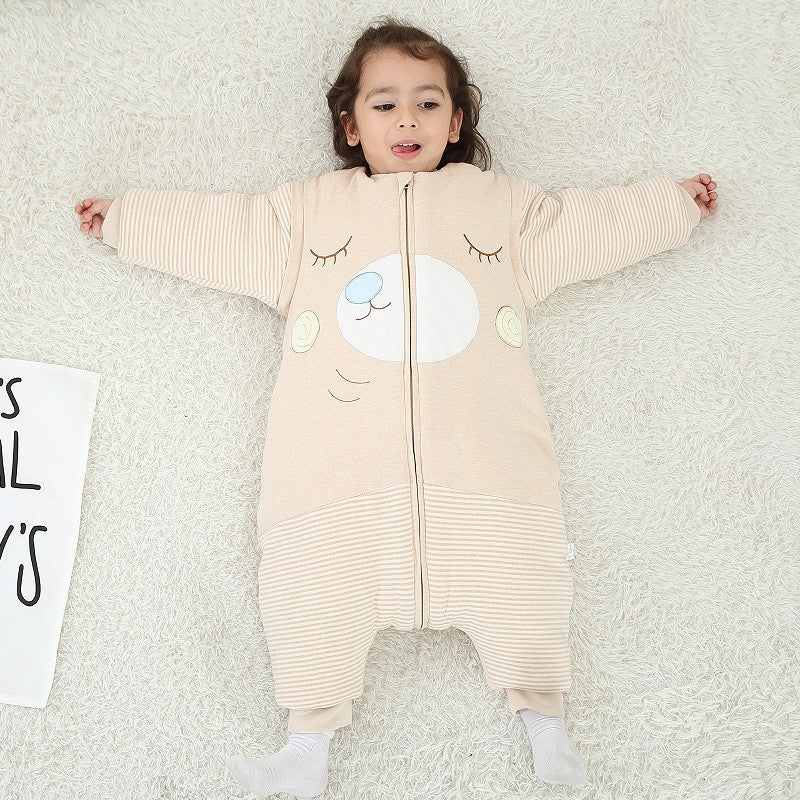 鹿プリント中綿カバーオールを着た赤ちゃんの立ち姿全身イメージ
