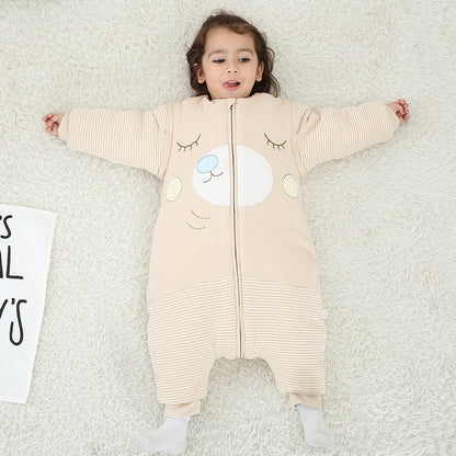 鹿プリント中綿カバーオールを着た赤ちゃんの立ち姿全身イメージ
