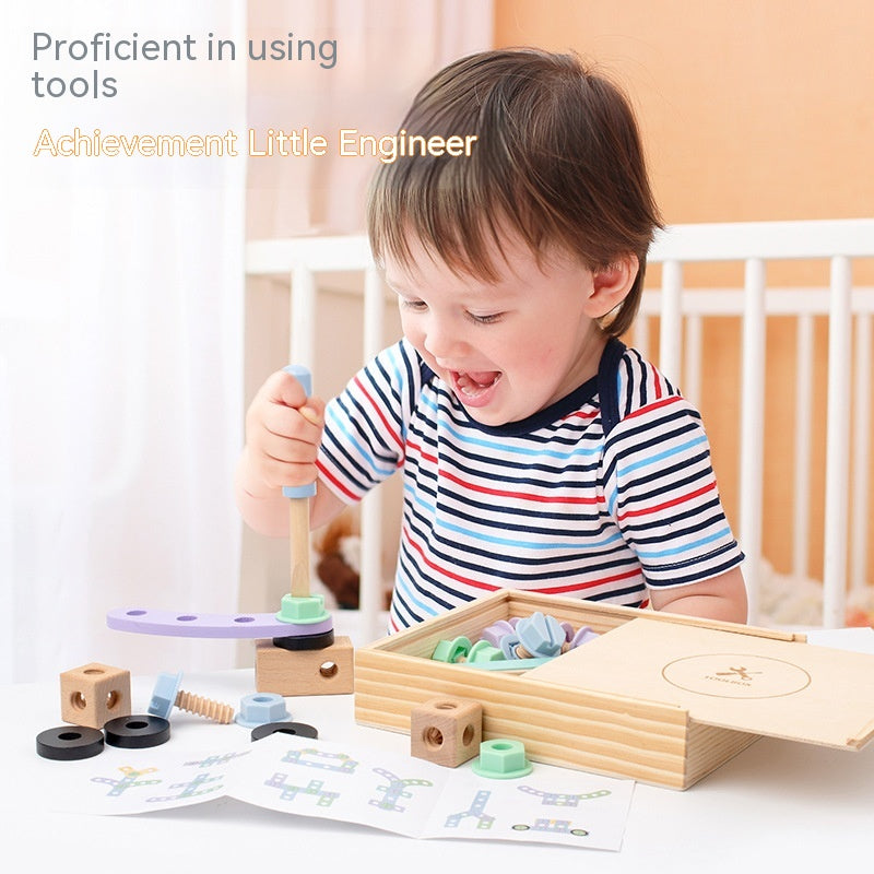 木製工具おもちゃで組立あそびに集中する子どもの使用シーン
