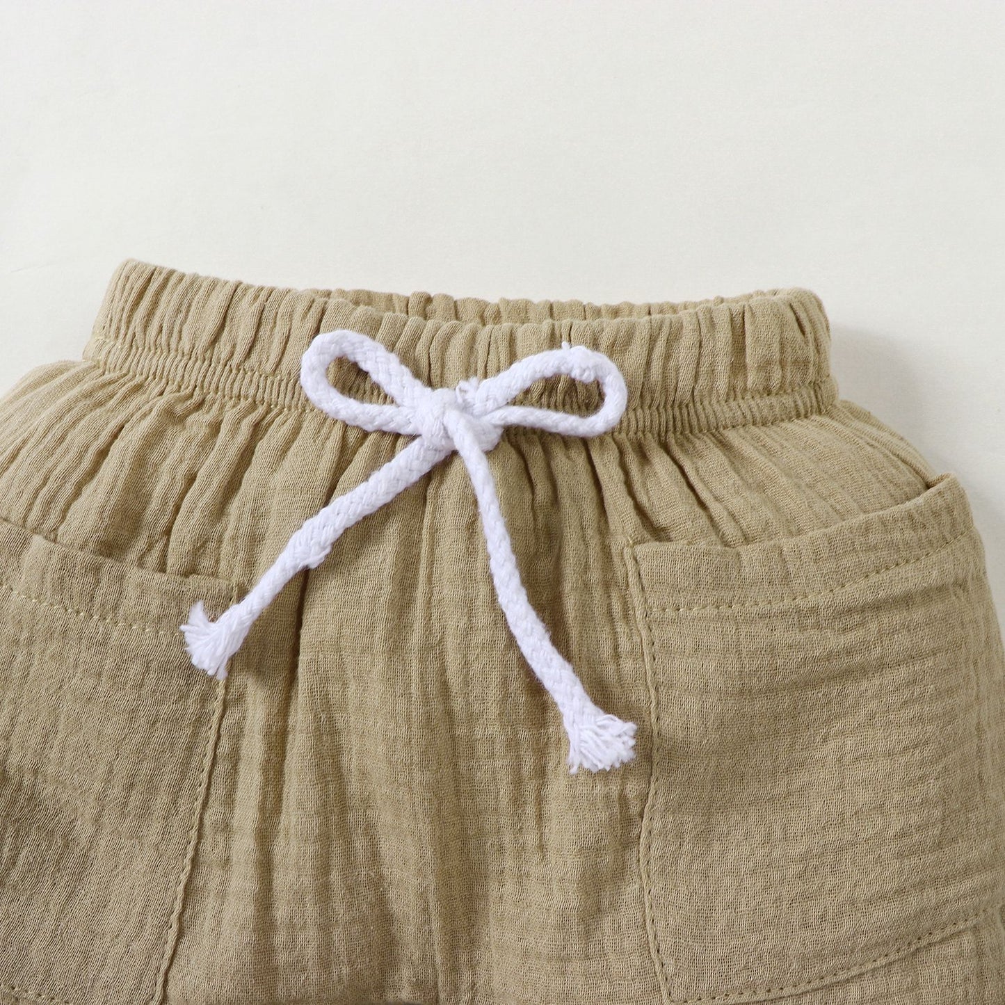 カーキのショートパンツのウエストゴムとひもデザインのアップ
