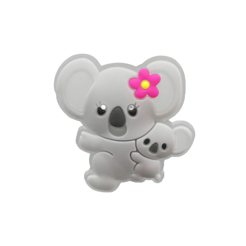 グレーのコアラモチーフシューズチャームを白背景でアップにした商品写真
