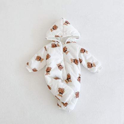 腕と脚を広げて床に置かれたくま柄フード付き厚手ベビーカバーオールを真上から撮影した全体ショット
