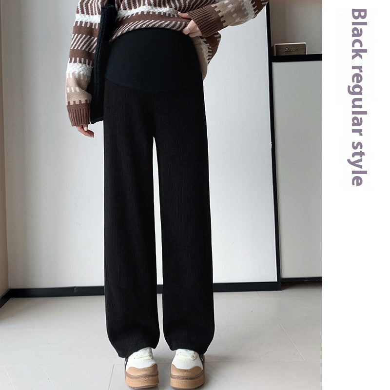 ブラックのマタニティワイドパンツ　ゆったりワイドシルエットで脚のラインを拾いにくい
