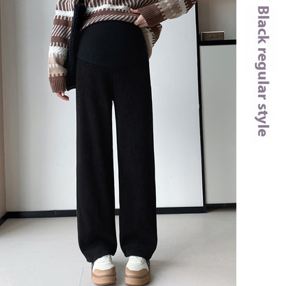 ブラックのマタニティワイドパンツ　ゆったりワイドシルエットで脚のラインを拾いにくい
