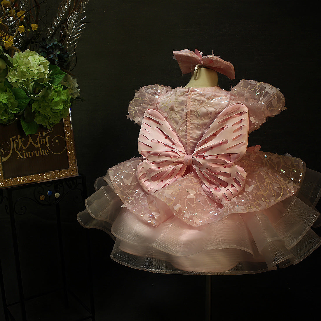 ピンクカラーのエレガントなベビードレス
