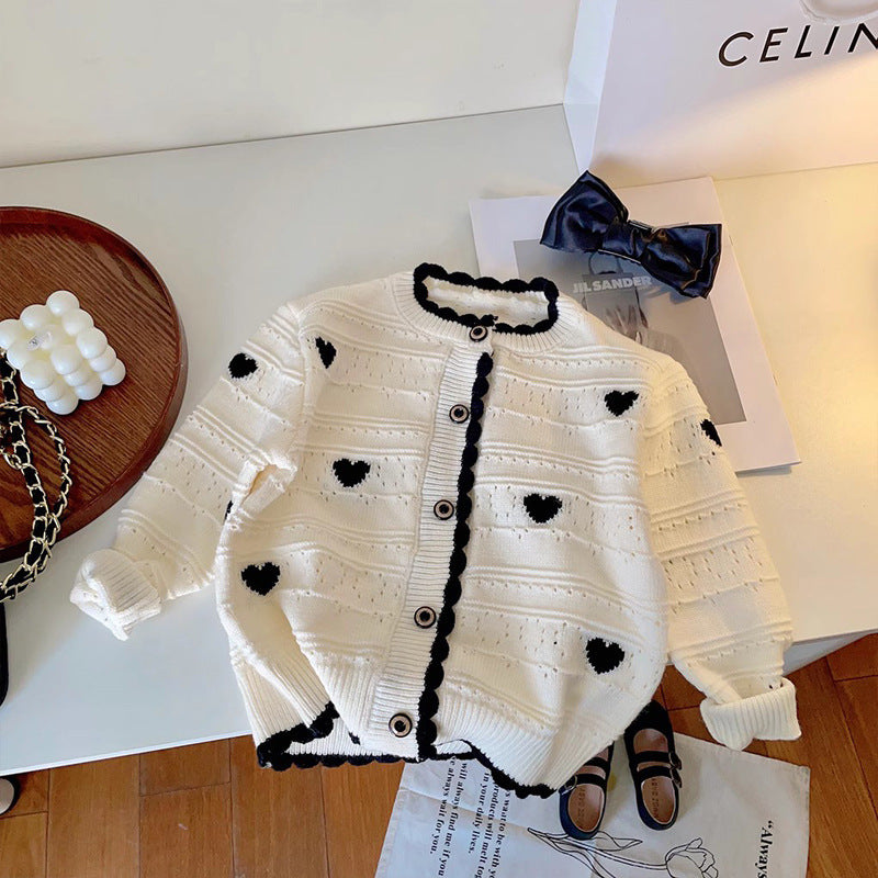 ハート柄が並ぶニット素材の生地アップ
