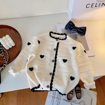 ハート柄が並ぶニット素材の生地アップ
