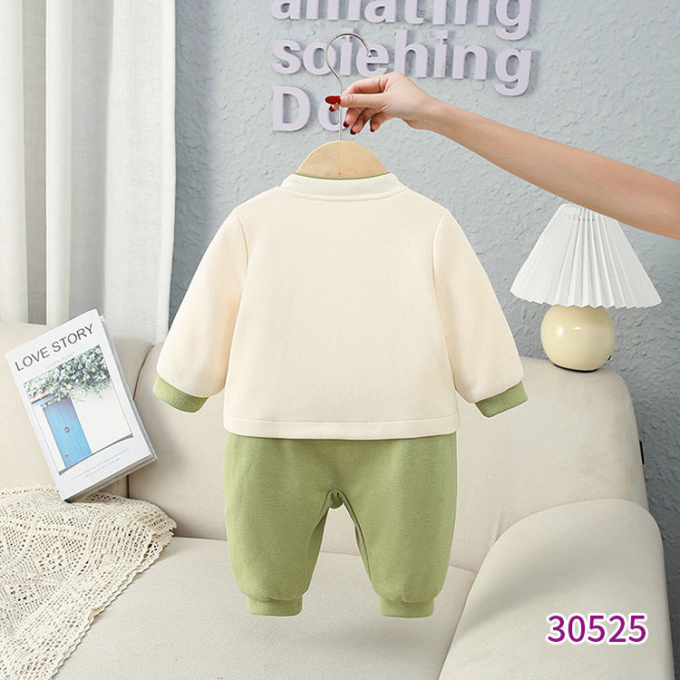 後ろ姿がわかる中国風長袖ベビーカバーオールのバックスタイルイメージ
