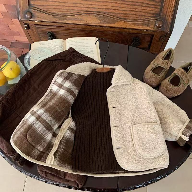 袖口を折り返したもこもこボア生地の質感が分かるキッズジャケットのアップ
