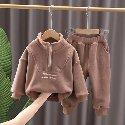 柔らかいベルベット素材の快適スーツ
