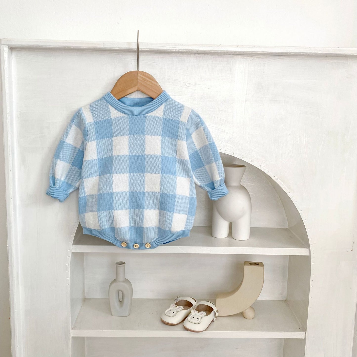 クルーネックデザインのコットンニットベビーボディスーツ
