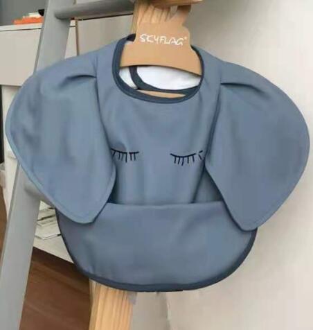 エレガントピンク柄の防水PUレザーお食事ビブ 肩まで覆いやすいウィング形状（防水お食事ビブ）
