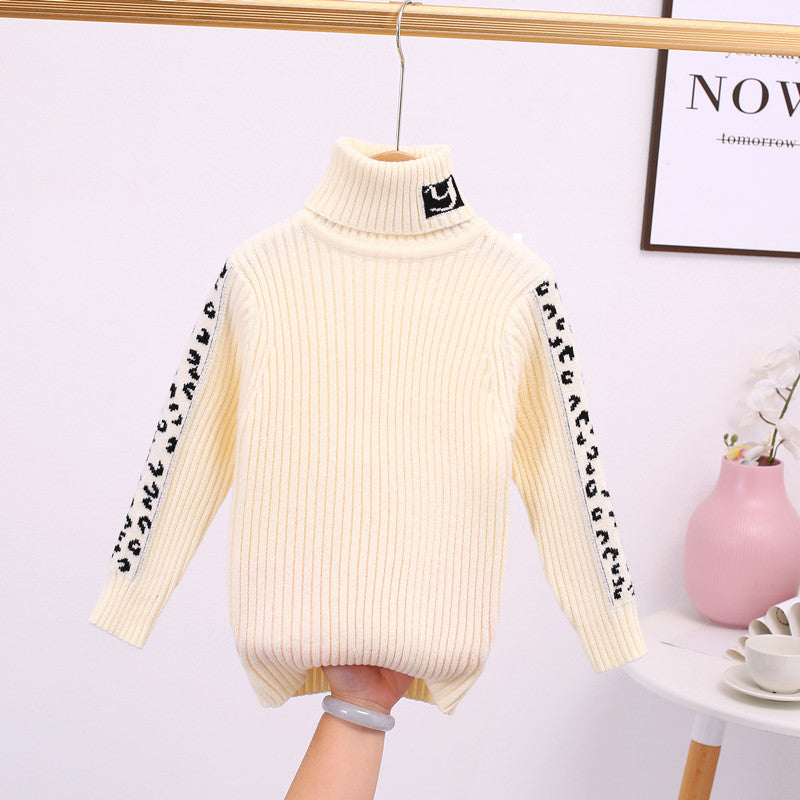 ベージュの子どもタートルネックニットセーター
