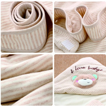 表面のコーデュロイ風コットン生地と立体的なくまパッチのディテールがわかるクローズアップ写真
